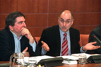 Los socialistas Rodolfo Ares (derecha) y Jesús Eguiguren, el lunes, en el debate sobre el  plan Ibarretxe. 