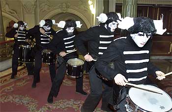 Fuego y percusión alrededor de un demonio