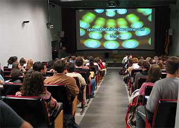 Alumnos de la Politécnica de Madrid esperan el inicio de la ópera  Peter Grimes  el pasado enero, en la fase experimental del proyecto.