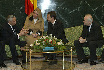 Rodríguez Zapatero, durante las entrevistas que mantuvo ayer en el Congreso con Colin Powell y Tony Blair (abajo). A la derecha, Miguel Ángel Moratinos.