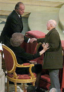 Don Juan Carlos y doña Sofía consuelan a un familiar de una víctima del 11-M en la catedral de la Almudena.