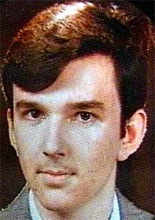 CSABA OLIMPIU ZSIGOVSKI  Una casa con jardín