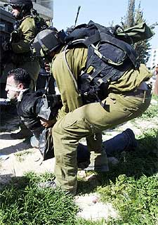 Soldados israelíes detienen a un militante palestino en Nabús.