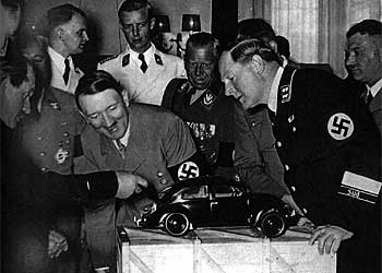 Hitler inspecciona una reproducción del mítico coche 'Escarabajo'.
