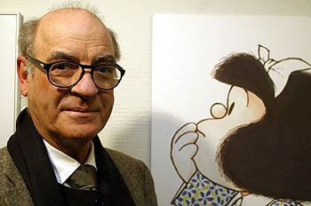 Quino posa ante uno de sus dibujos de Mafalda ayer en Salamanca.
