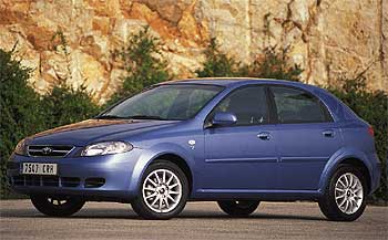 El Lacetti presenta una imagen discreta, pero con personalidad. El diseño del frontal, con unas llamativas tomas de aire en el parachoques, y el resalte lateral de las puertas y la zaga refuerzan su estética.