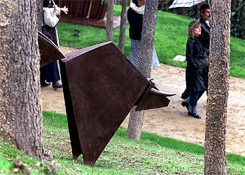Jardín de esculturas bajo la lluvia en el Poble Espanyol