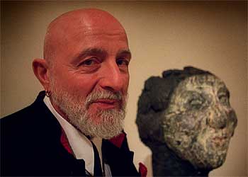 Markus Lüpertz, junto a su escultura  Cabeza de Judit,  que se exhibe en la colección del IVAM.