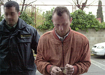 José Manuel Martínez entra en los juzgados de Llíria, ayer.