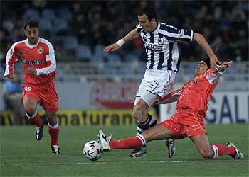Duscher estira la pierna para cortar el avance de Kovacevic ante la mirada de Fran.