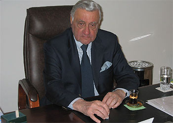 Adnán Pachachi, en su despacho del Consejo de Gobierno de Irak.