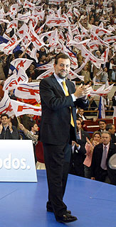 Mariano Rajoy aplaude a los asistentes.