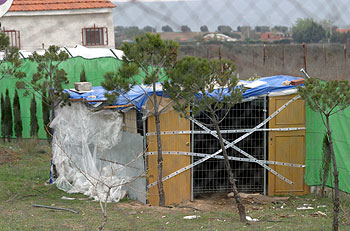 Uno de los cobertizos de la parcela que habitaron los terroristas del 11-M. En su interior hay un agujero en el suelo (detalle).