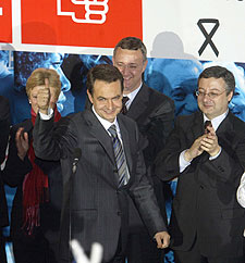 Zapatero hace el signo de la victoria rodeado de dirigentes del PSOE  en Ferraz.