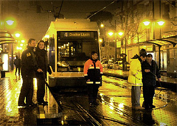 Cae la catenaria sobre un tranvía de la Línea 4