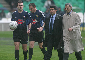 Laporta examina el césped del Ruiz de Lopera junto al árbitro y Japón Sevilla, delegado arbitral.