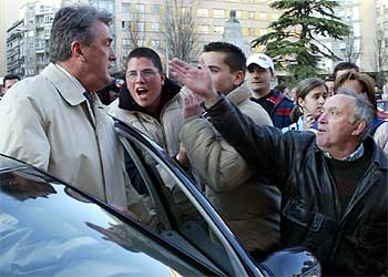 Algunos aficionados increpan a Antic a la salida del estadio.