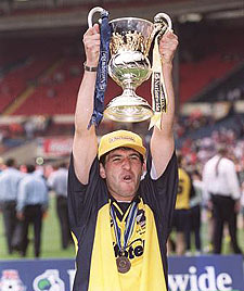 Calvo, levantando en Wembley, en 1999, la copa del ascenso a la Segunda División.