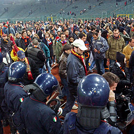 La policía rodea a hinchas del Lazio y el Roma tras la suspensión del partido el pasado domingo.