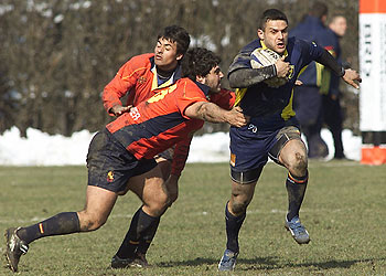 Nava intenta frenar a Tonita en un Rumania-España del Seis Naciones B.