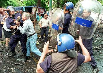 Choques entre manifestantes y policías en Santiago del Estero, ocurridos el 18 de enero de 2002.