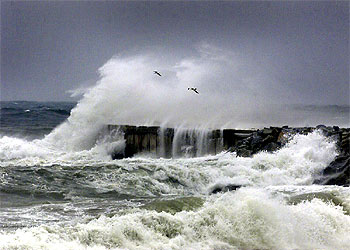 El temporal de Levante, batiendo ayer las escolleras de las playas de la Barceloneta.
