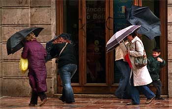 Lluvia y viento atraviesan el territorio de Alicante a Castellón