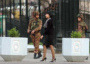 Fuerzas especiales uzbekas patrullan ayer el centro de Tashkent.