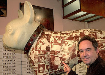 Ferran Adrià, junto a la  mona  de Pascua que representa al perro del escudo de El Bulli.