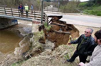 La crecida del río Ridaura se llevó ayer por delante medio puente en Santa Cristina d'Aro.
