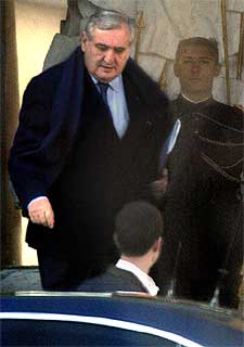 Raffarin sale ayer del Elíseo tras su encuentro con Chirac.