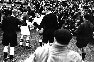 Walter, capitán alemán, y Puskas, con el número 10, antes del comienzo de la final Alemania-Hungría. rnrn PRESSE SPORTS