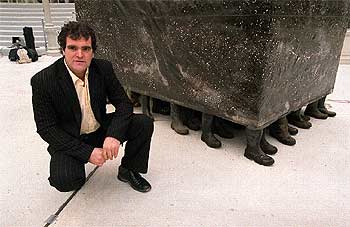 Francisco Leiro, junto a su escultura  Al paso  (2003), en madera, plástico y goma. rnrn RICARDO GUTIÉRREZ