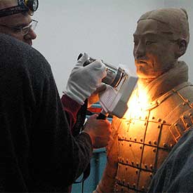 Los técnicos revisan a fondo el estado de conservación de las piezas para asegurar su traslado.