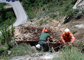 Muere un obrero al caerle una piedra de 25 toneladas.