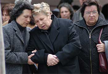 La madre de Encarnación Rubio (en el centro), durante el funeral de su hija.