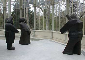 Esculturas 'Esquimal 1 y 2' , de Francisco Leiro, en el Palacio de Cristal de Madrid.