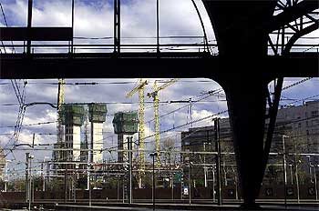 Las torres del edificio de Gas Natural se asoman a la Barceloneta