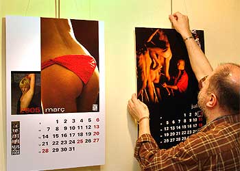 Calendario de desnudos formando 'castells'