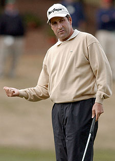 José María Olazábal indica a la pelota el camino del hoyo . 