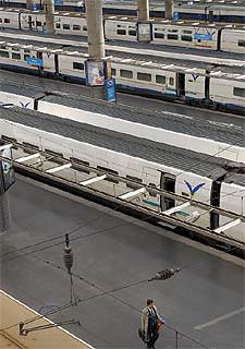 Trenes del AVE en la estación de Atocha después de la suspensión, ayer, del servicio.