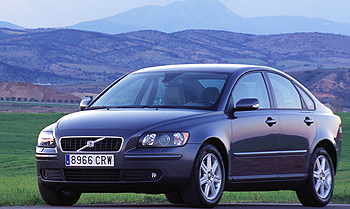 El nuevo S40 mantiene el estilo de Volvo con una imagen más atlética. Lleva las ruedas muy pegadas a las esquinas para aprovechar mejor el espacio, y destacan las formas abombadas del capó delantero.