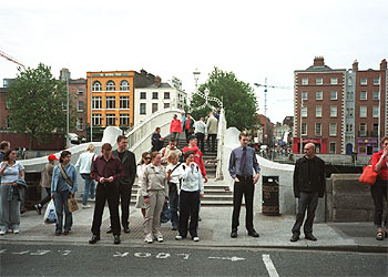 Pasarela de hierro sobre el río Liffey, un escenario joyciano en Dublín.