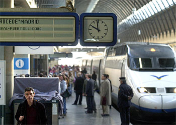 Llegada del AVE procedente de Madrid, ayer, en la estación de Santa Justa.