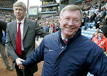 Alex Ferguson recibe a la carrera y sonriente la felicitación del disgustado Arsène Wenger.