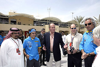 El rey Juan Carlos, ayer, junto a Fernando Alonso, el Príncipe de Bahrein y Alberto de Mónaco.