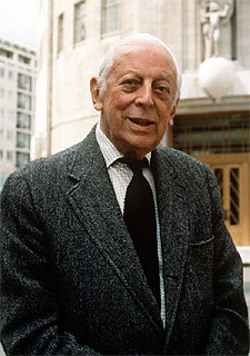 Alistair Cooke, recientemente fallecido, presentaba en la radio la serie  Carta desde América  en la BBC.