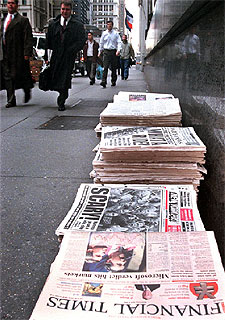 Prensa diaria en una calle de Nueva York.