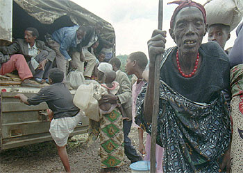 Refugiados tutsis camino de un campo organizado por la ONU, en noviembre de 1996.