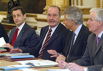 El presidente Jacques Chirac (segundo por la izquierda), el pasado viernes junto a algunos de sus ministros.